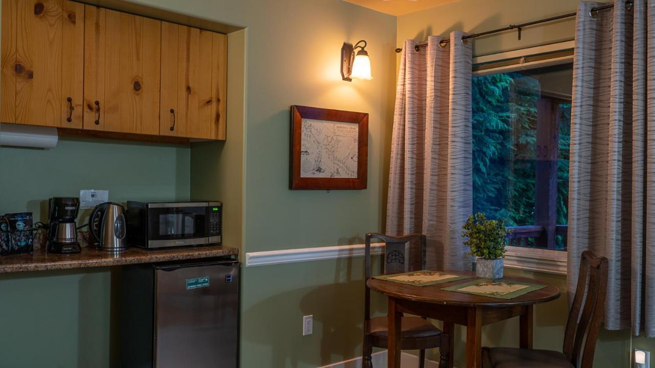 Wild Pacific Guest Suites Ucluelet Bagian luar foto
