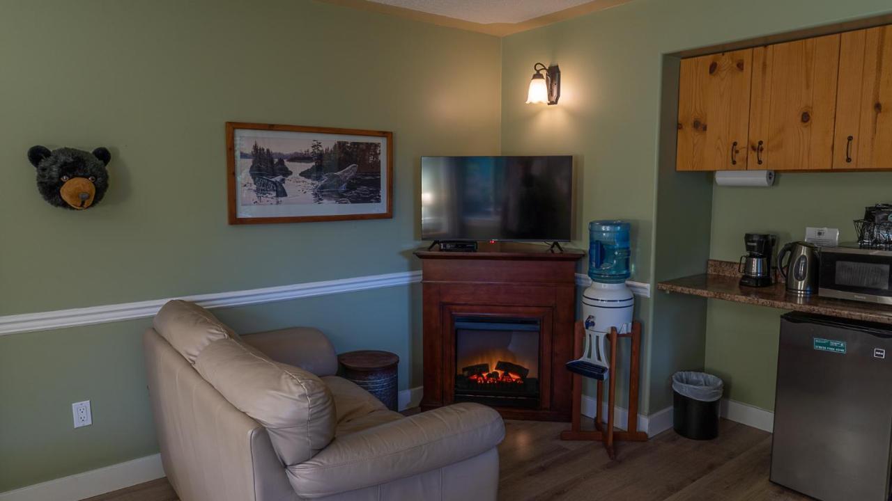 Wild Pacific Guest Suites Ucluelet Bagian luar foto